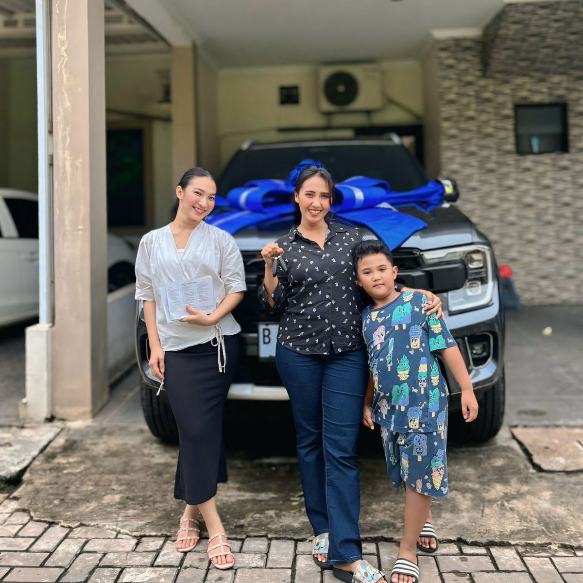 Keluarga dengan Ford di garasi ruma