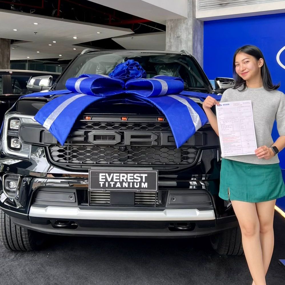 Wanita muda dengan Ford Everest