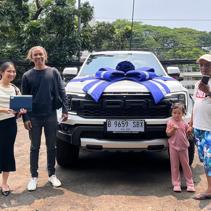 Keluarga menerima Ford Raptor putih