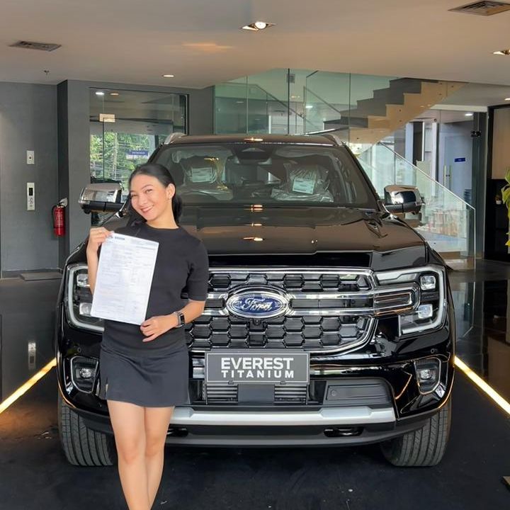 Wanita dengan Ford Everest Titanium