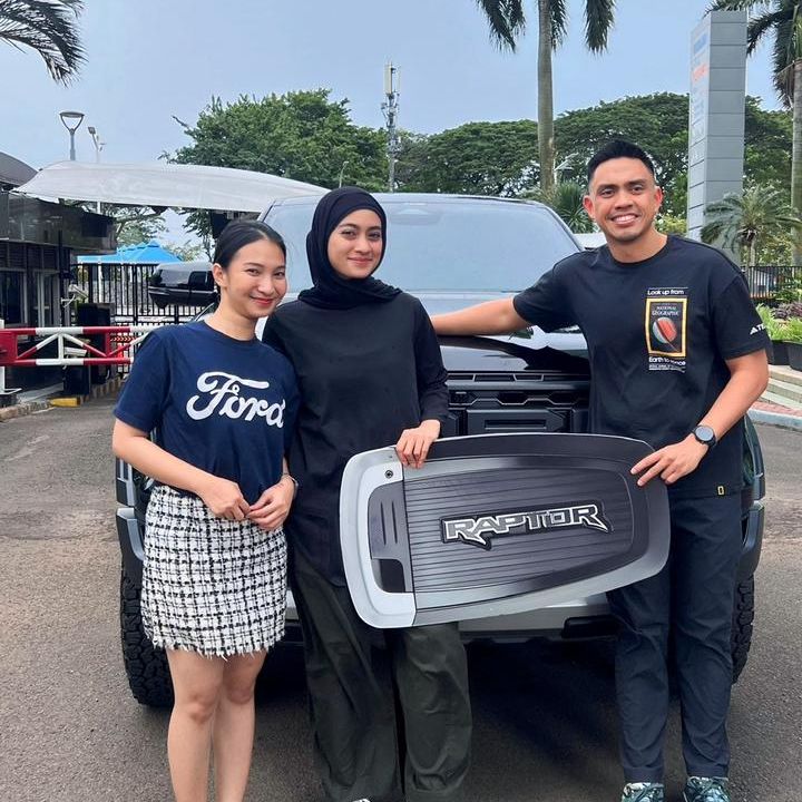 Pasangan dengan Ford Raptor, bersam