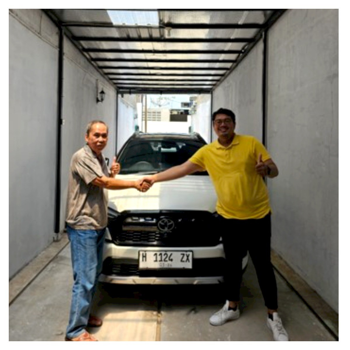 Serah terima unit Toyota Corolla