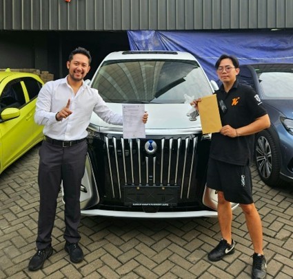 Serah terima unit  Denza D9 