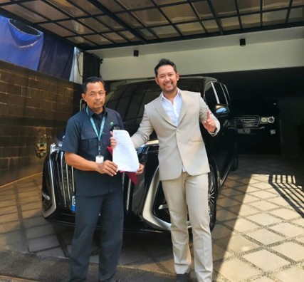 Serah terima unit  Denza D9 