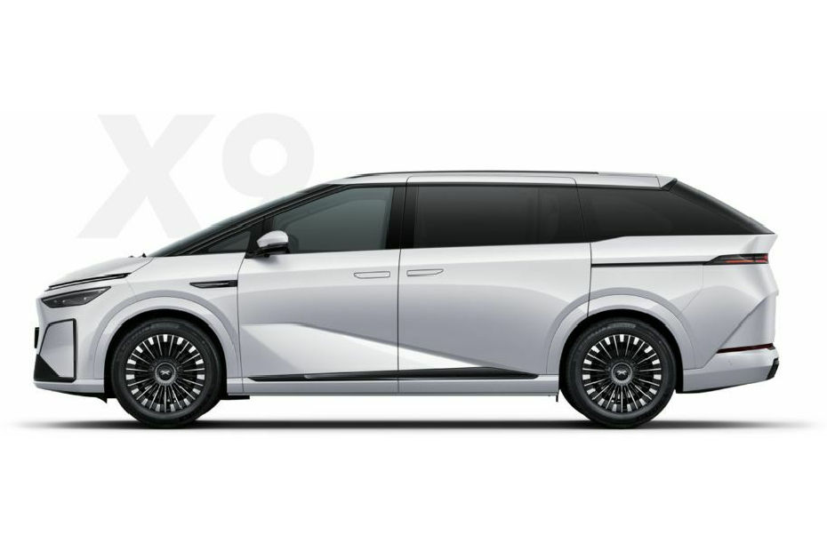 XPENG X9 Arctic White