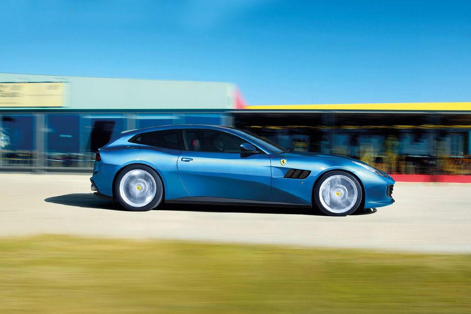 Tampak kanan Ferrari GTC4Lusso T