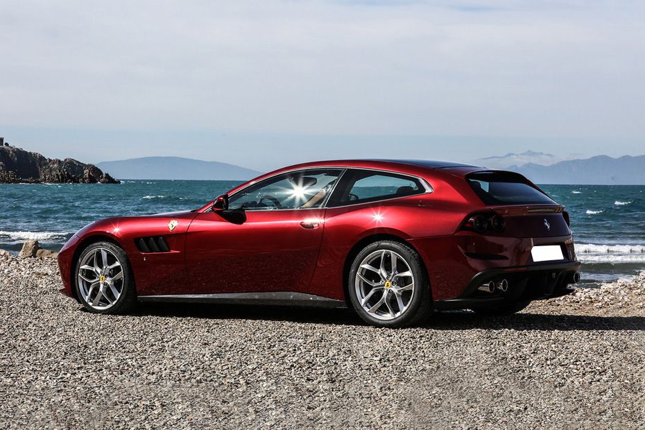 Tampak belakang serong GTC4Lusso T