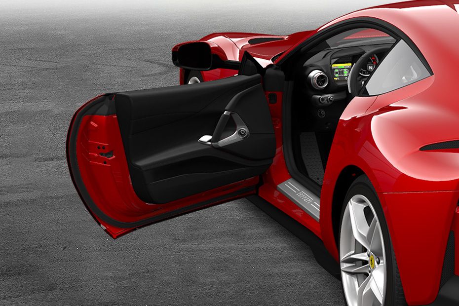 Tampak sisi pengemudi pintu terbuka Ferrari 812 Superfast