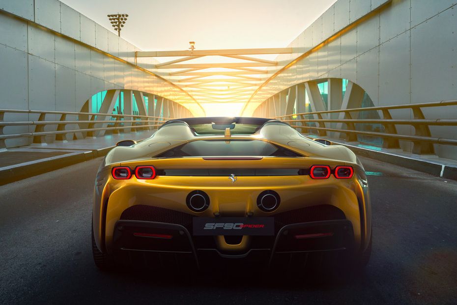 Tampak belakang SF90 Spider Tampak belakang SF90 Spider