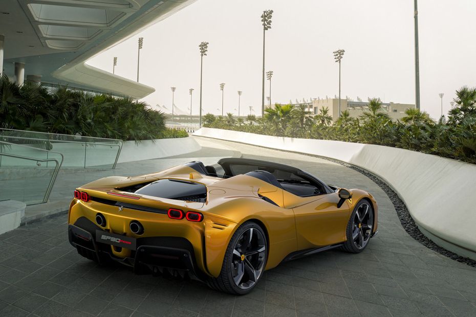 Tampak belakang SF90 Spider Tampak belakang SF90 Spider