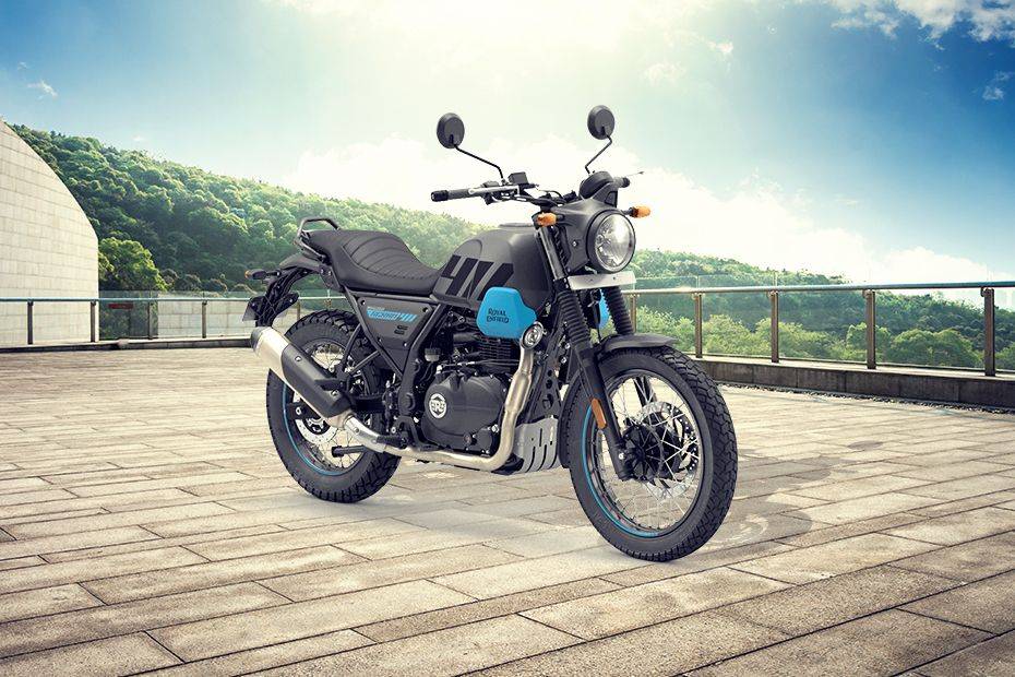 Tampak belakang serong Royal Enfield Scram 411 Tampak belakang serong Royal Enfield Scram 411