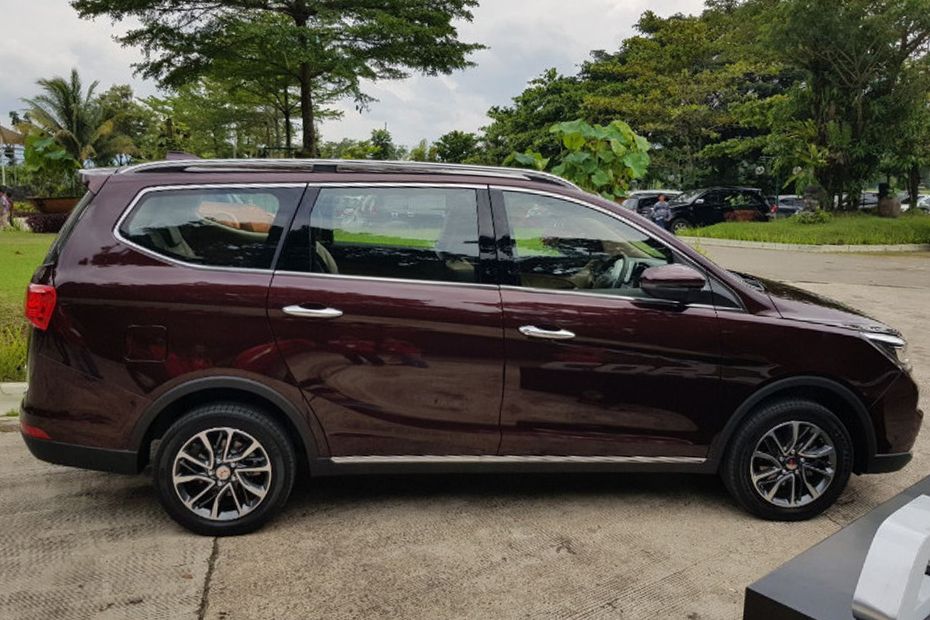 Tampak kanan Wuling Cortez Tampak kanan Wuling Cortez