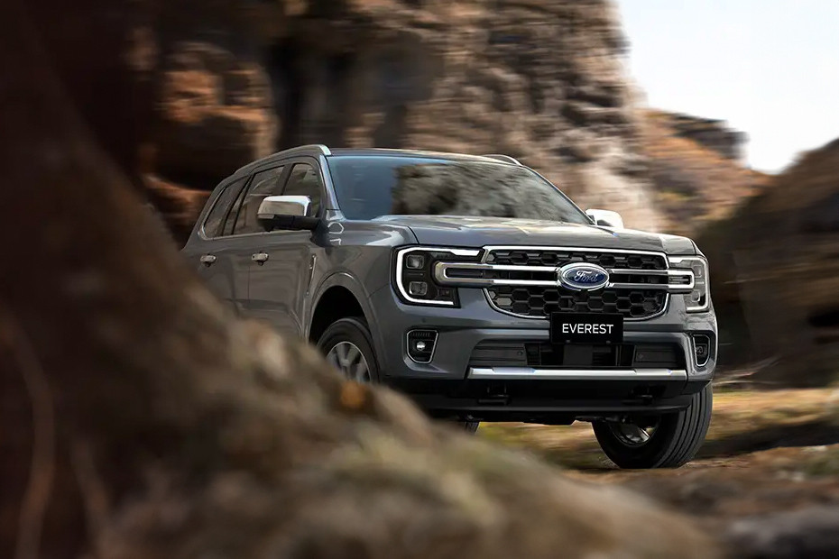 Ford Everest Tampak depan  sudut rendah Tampak depan Everest, sudut rendah