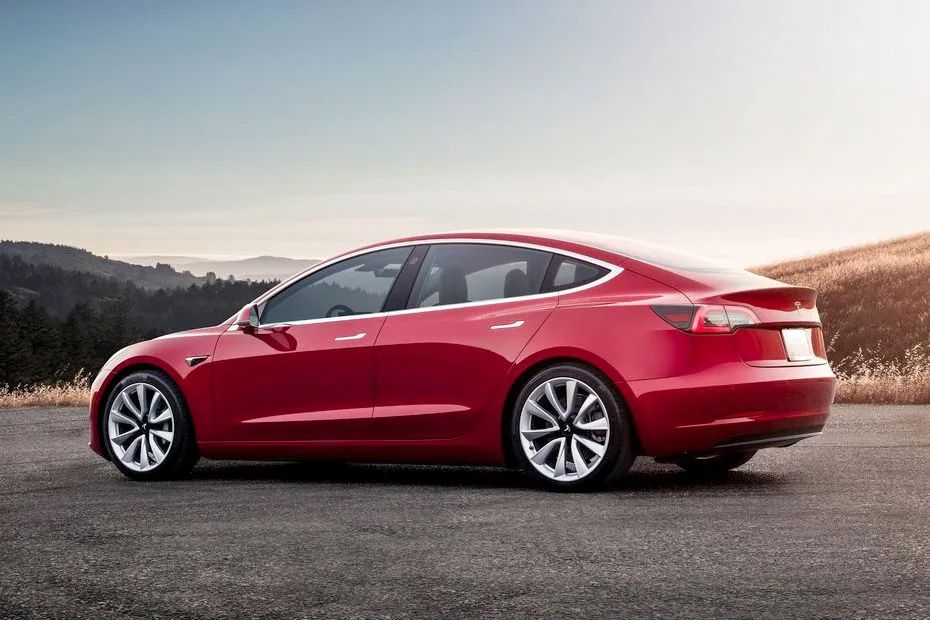 Tesla Model 3 Tampak belakang serong