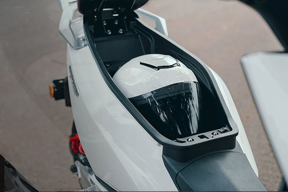 Tampak samping ruang bagasi United TX3000