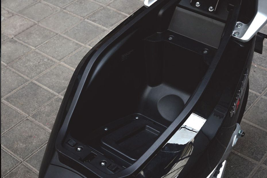 Tampak samping ruang bagasi United TX1800