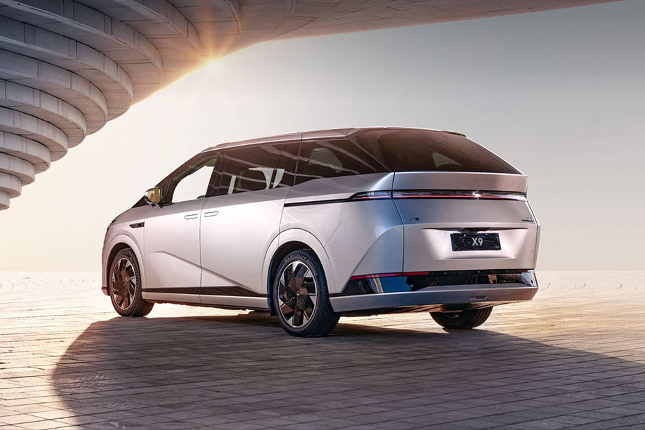 XPENG X9 Tampak belakang serong Tampak belakang serong X9
