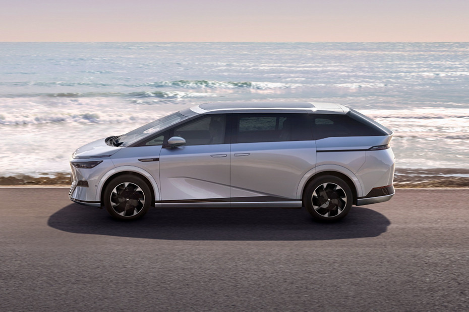 XPENG X9 Tampak Samping Tampak samping X9