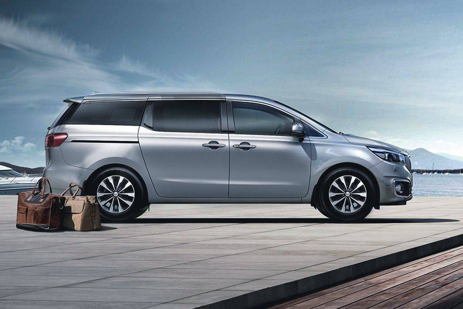 Tampak kanan Kia Grand Sedona Tampak kanan Kia Grand Sedona