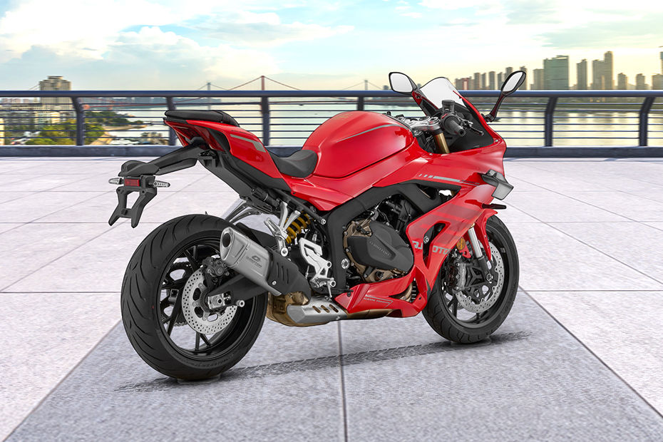 Tampak belakang QJ Motor SRK 800RR