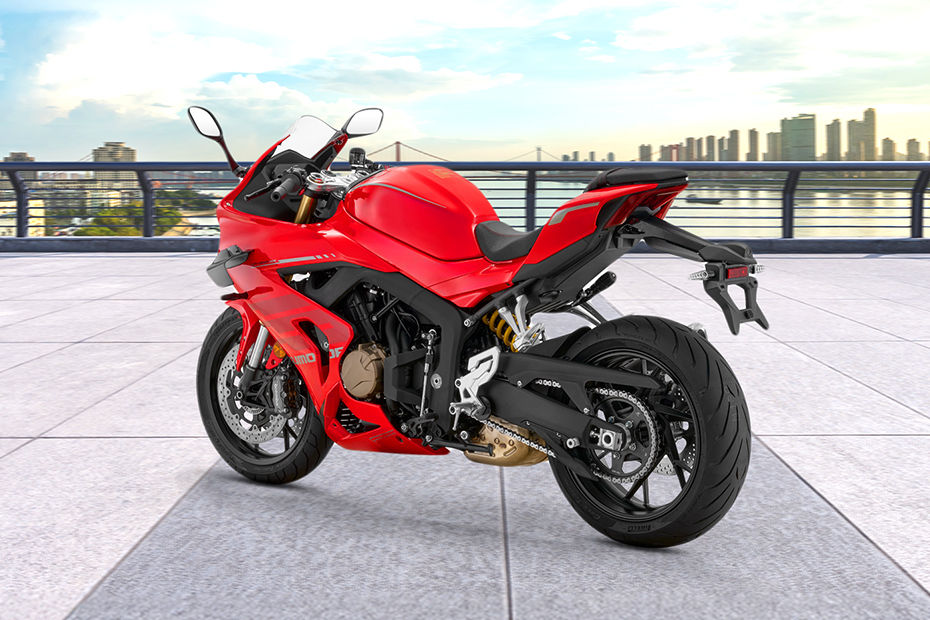 Tampak belakang kanan serong QJ Motor SRK 800RR