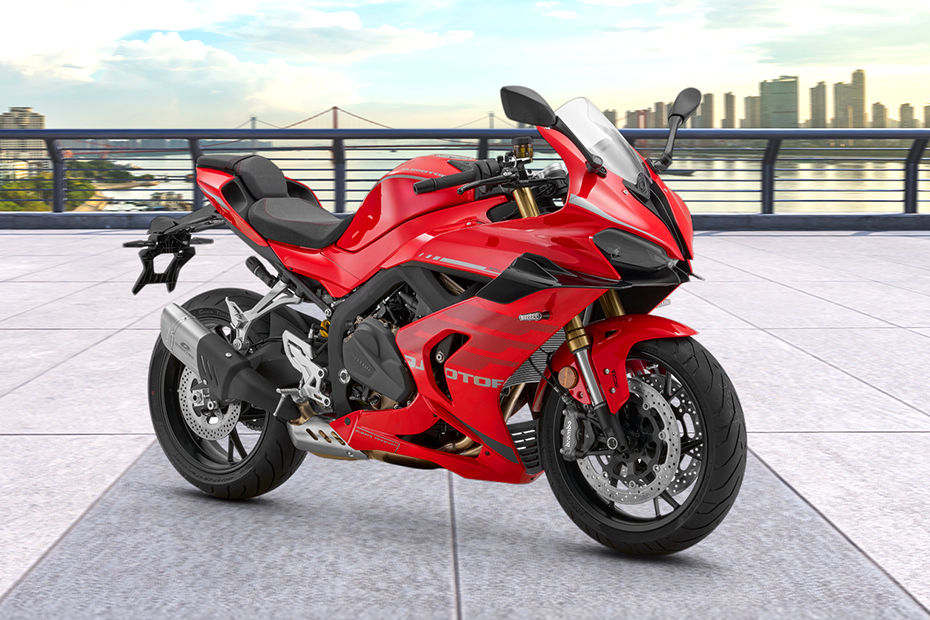 Tampak belakang serong QJ Motor SRK 800RR