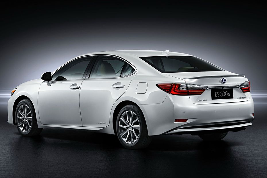 Rear Cross Side View of Lexus ES (2013-2018)