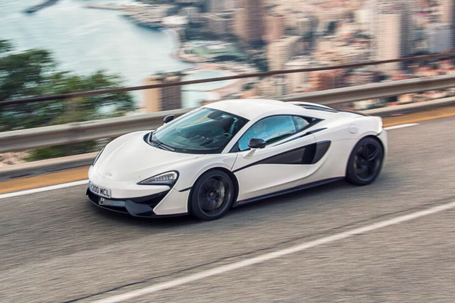 Mclaren 540C Tampak depan  sudut rendah Mclaren 540C Tampak depan  sudut rendah