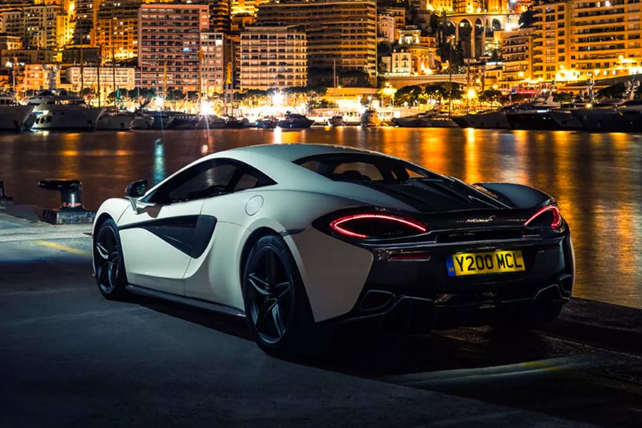Mclaren 540C Tampak belakang serong Mclaren 540C Tampak belakang serong