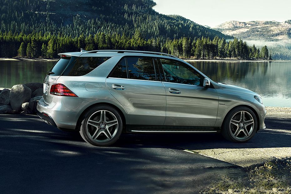 Tampak kanan Mercedes Benz GLE-Class (2016-2018) Tampak kanan Mercedes Benz GLE-Class (2016-2018)