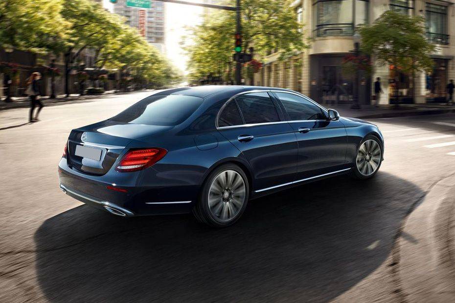 Tampak belakang E-Class Tampak belakang E-Class
