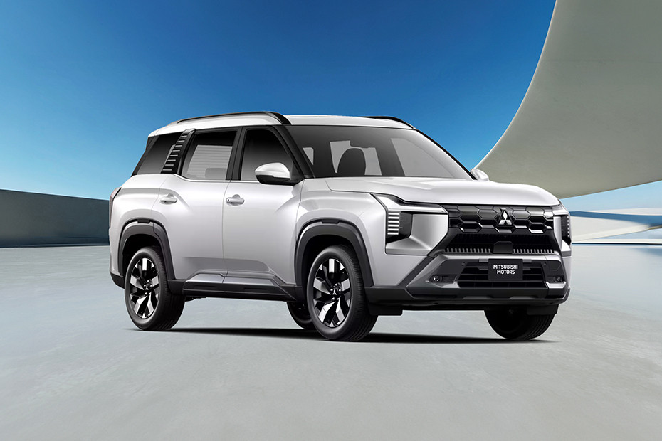 Tampak depan medium Mitsubishi Destinator