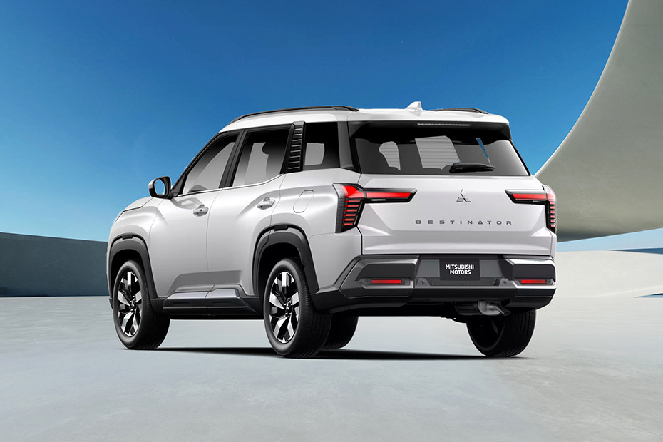 Tampak belakang tengah Destinator