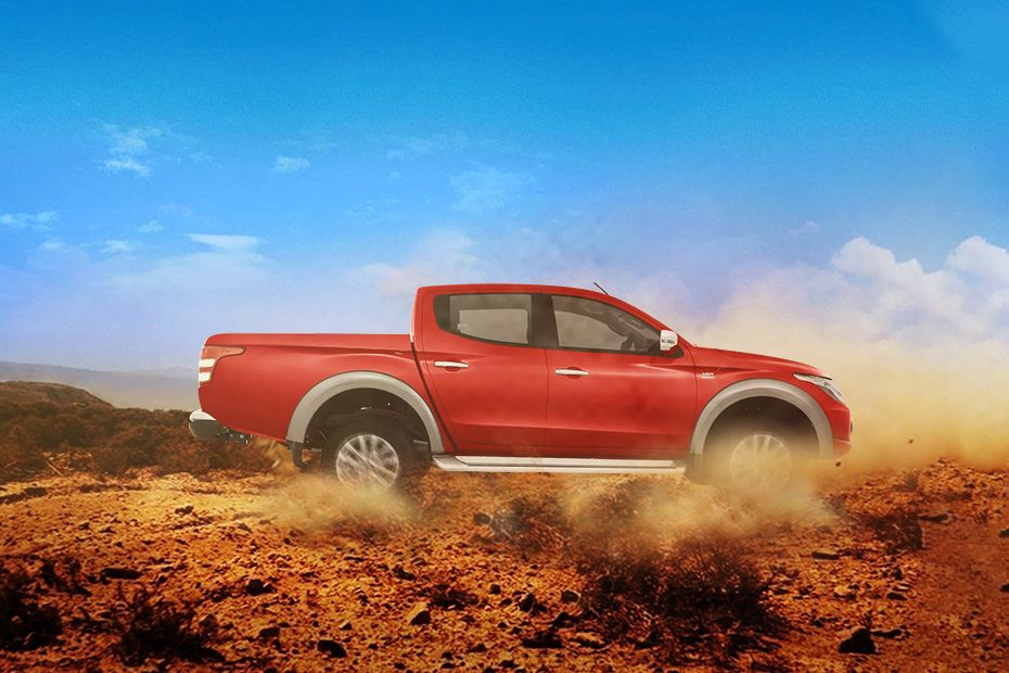 Tampak kanan Mitsubishi Triton (2012-2018) Tampak kanan Mitsubishi Triton (2012-2018)