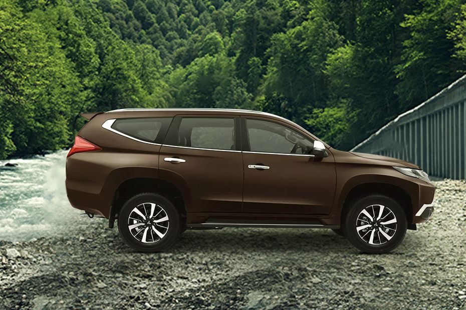Tampak kanan Mitsubishi Pajero Sport (2016-2020) Tampak kanan Mitsubishi Pajero Sport (2016-2020)