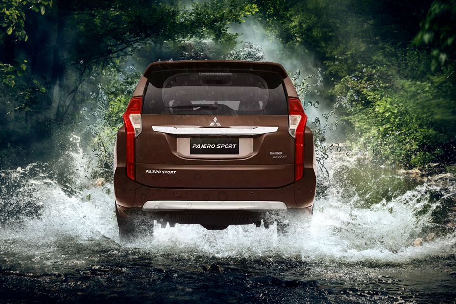 Tampak belakang Pajero Sport (2016-2020) Tampak belakang Pajero Sport (2016-2020)