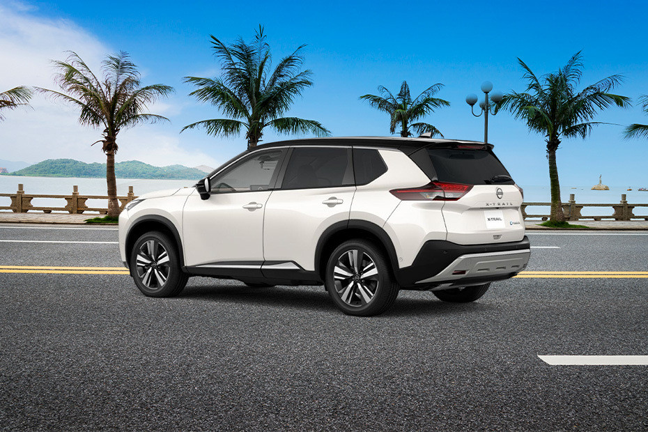 Nissan X-Trail e-Power Tampak belakang serong Tampak belakang serong X-Trail e-Power
