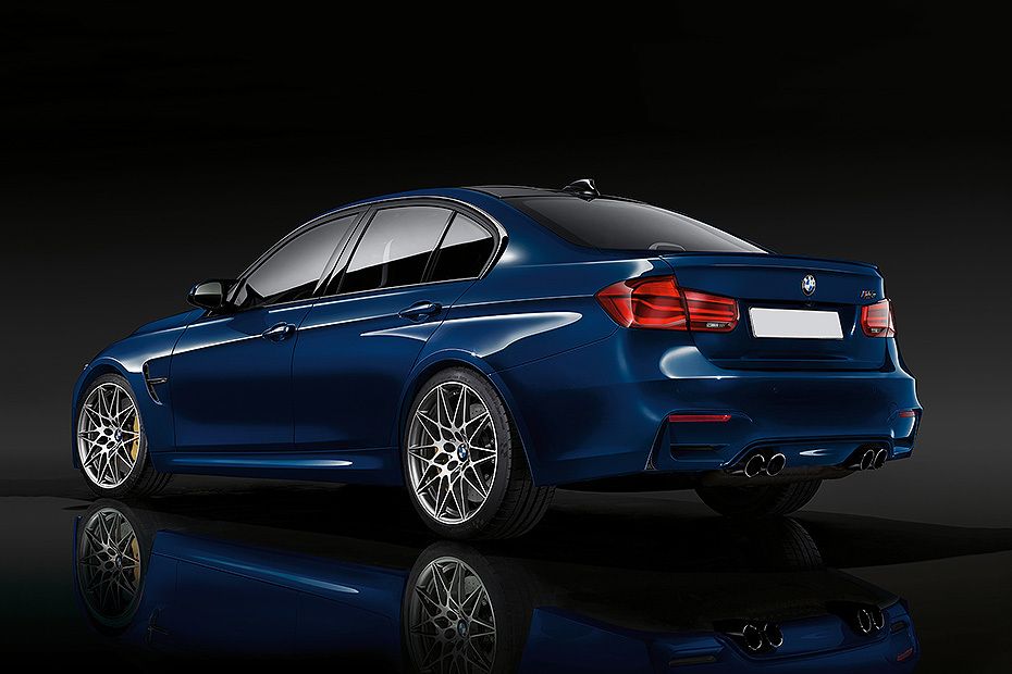 Tampak belakang serong M3 Sedan (2015-2018)