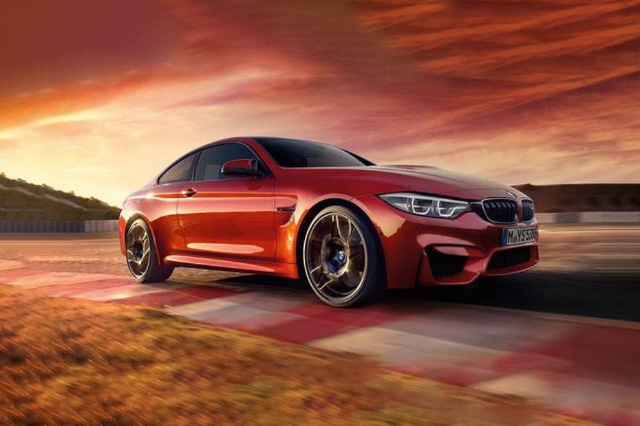 Tampak belakang sisi tengah M4 Coupe Tampak belakang sisi tengah M4 Coupe