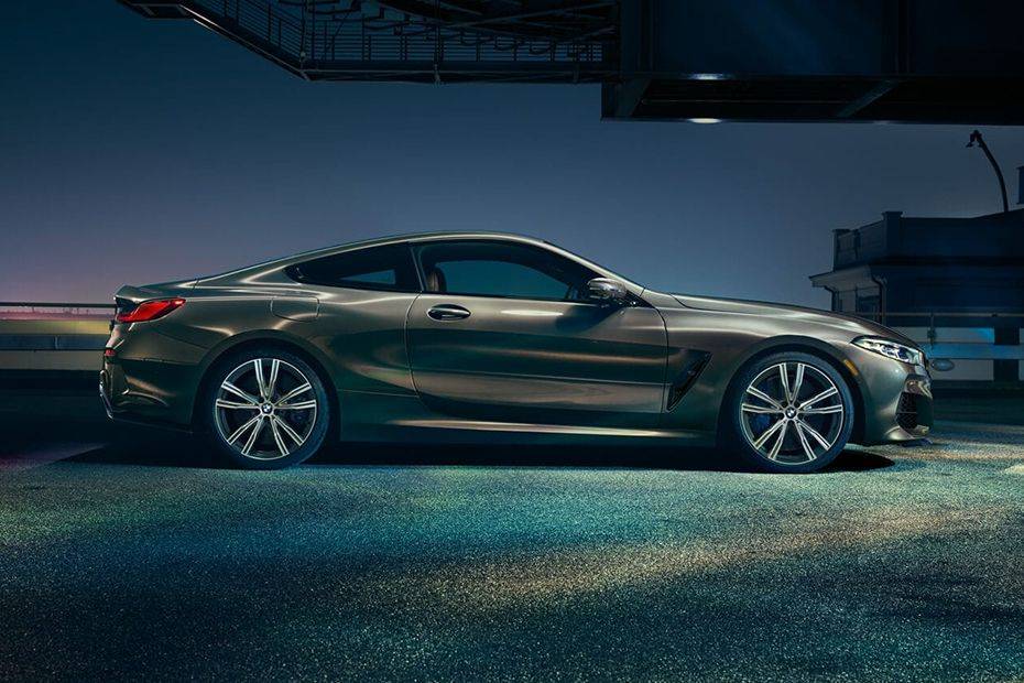 Tampak kanan BMW 8 Series Coupe Tampak kanan BMW 8 Series Coupe