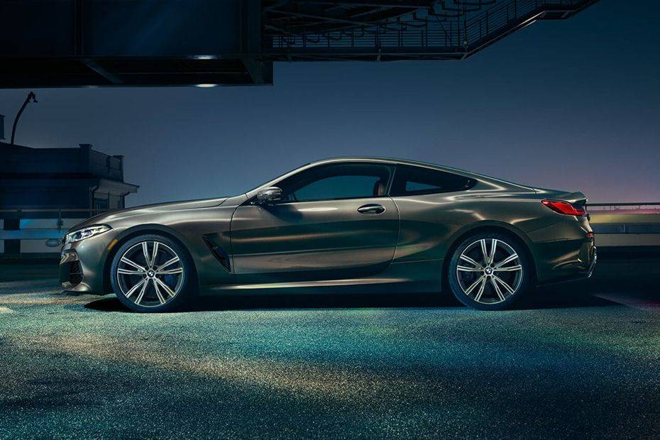 Tampak samping 8 Series Coupe Tampak samping 8 Series Coupe