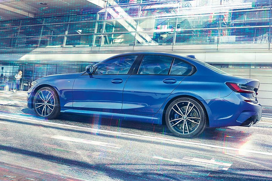 Tampak belakang serong 3 Series Sedan Tampak belakang serong 3 Series Sedan