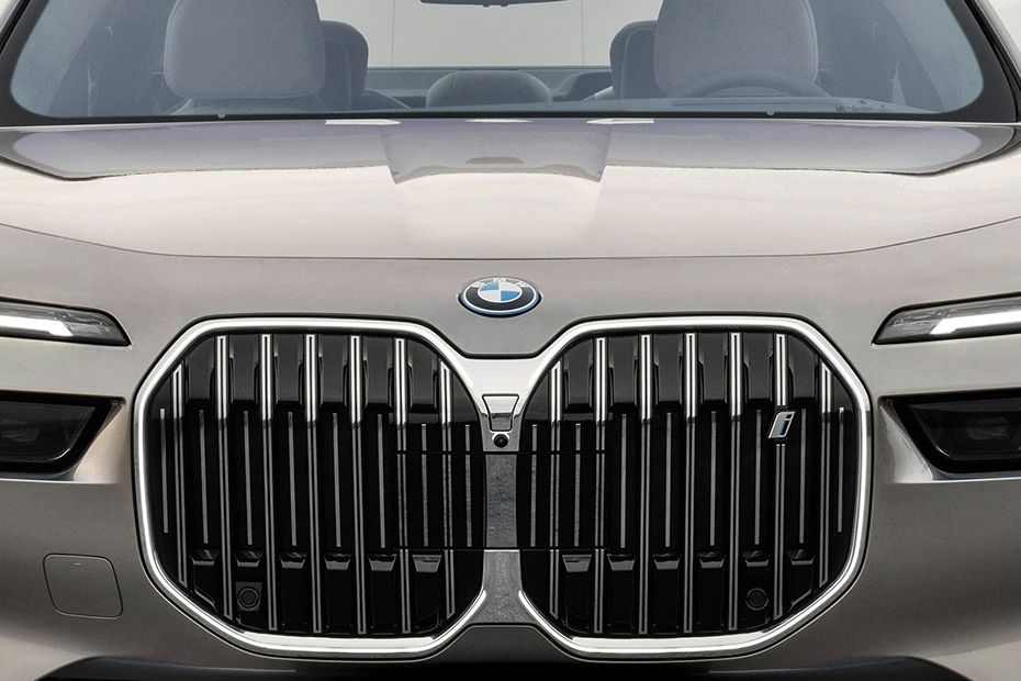 BMW i7 Grille View