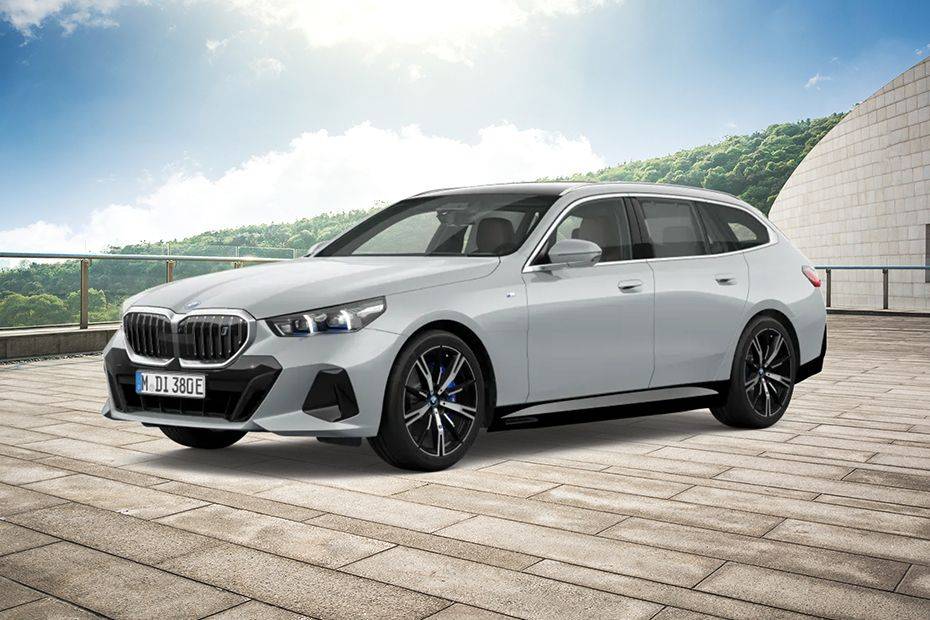 Mobil BMW i5 Touring 2024 di Indonesia