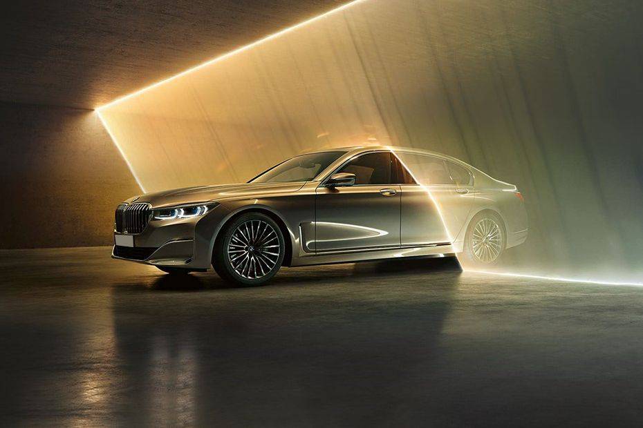 7 Series Sedan Front angle low view 7 Series Sedan Front angle low view