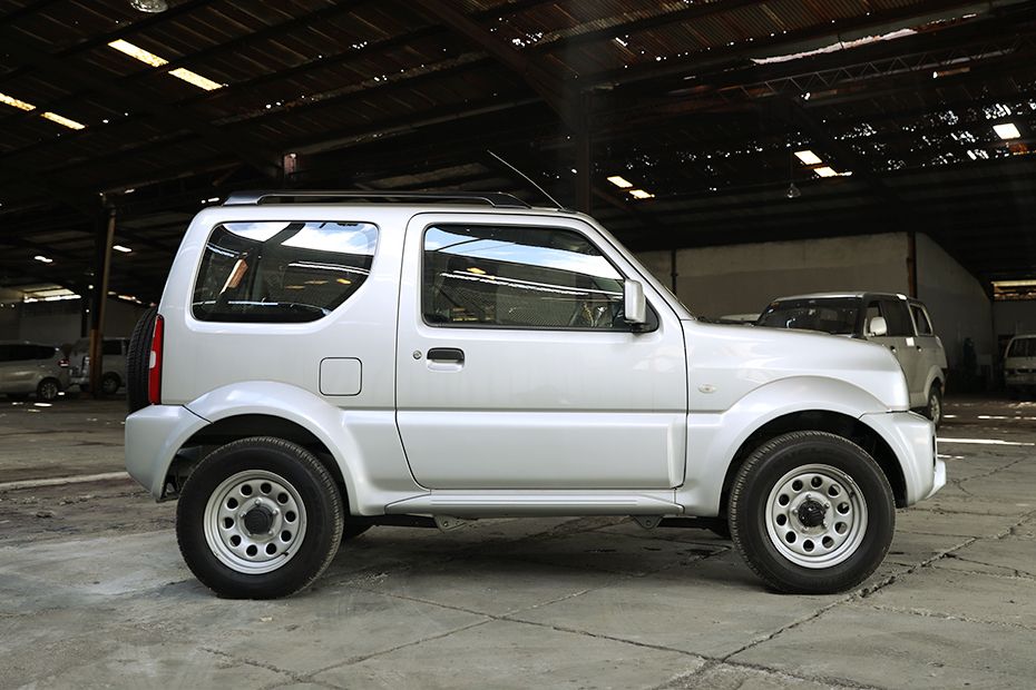 Tampak kanan Suzuki Jimny (2017-2018) Tampak kanan Suzuki Jimny (2017-2018)