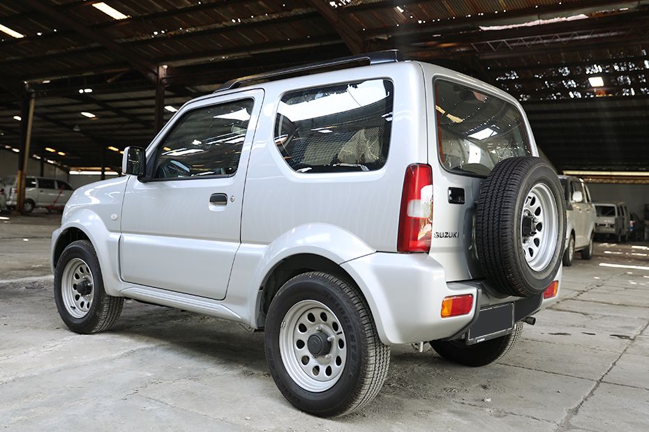 Tampak belakang serong Jimny (2017-2018) Tampak belakang serong Jimny (2017-2018)