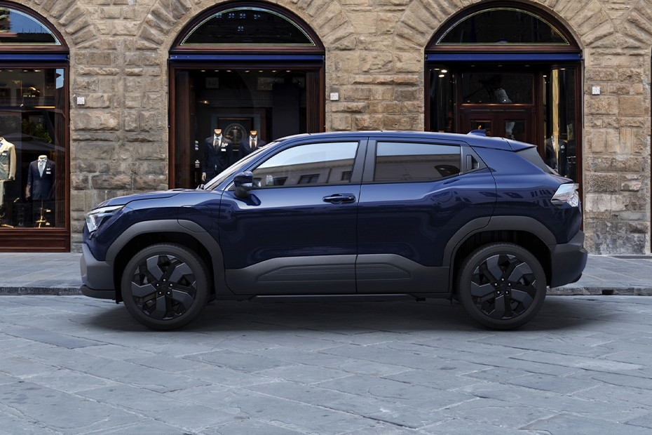 Tampak samping e-Vitara