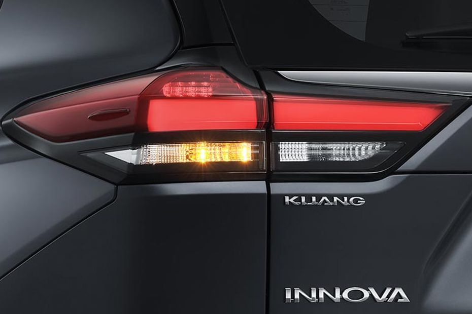 lampu belakang Kijang Innova Zenix Hybrid EV