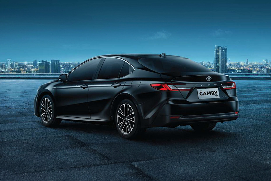 Tampak belakang serong Camry